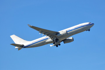 Naklejka premium Avión comercial Airbus A330 ascendiendo