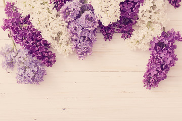 Obraz premium The beautiful lilac on a wooden background