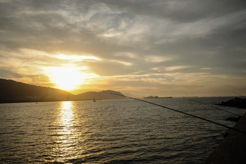 Atardecer entre montañas y mar