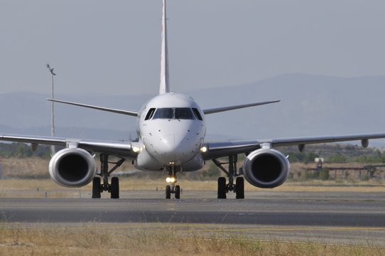 Avión De Línea Embraer 195