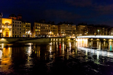 Fototapeta na wymiar Quais de Saône à Lyon de nuit