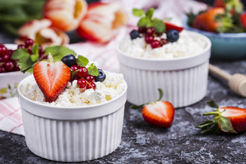 Fresh cottage cheese and berries