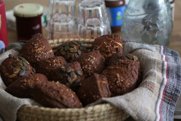 selbstgemachte brötchen im korb fürs frühstück