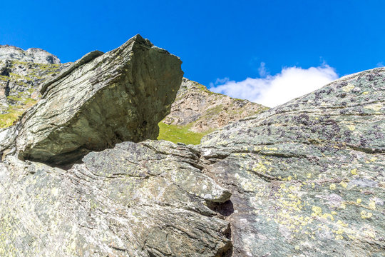 Mit Flechten bewachsene Felsbrocken im Gebirge