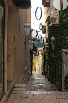 Fototapeta TAORMINA, ITALY- January 04, 2017: An uniquely decorated narrow alley of Taormina. Sicily. Italy