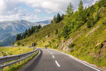 Fototapeta premium Motorradfahrer auf einer Gebirgsstraße