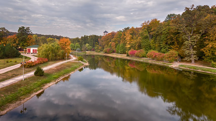 Fototapeta na wymiar Aerial photography in the park in autumn