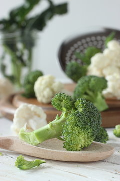 Cimetta di broccolo su cucchiaio di legno