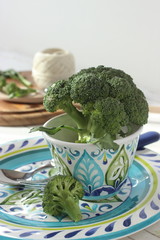 Broccoli crudi su ciotola azzurra