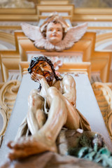 Holzfigur Jesus am Kreuz in einer katholischen Kirche