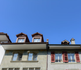 Aussenaufnahme Gebäude - Frontansicht mit blauem Himmel