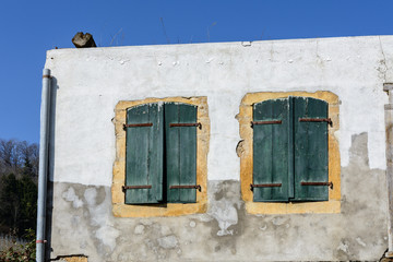 Grüne Fensterläden Frontansicht vor blauem Himmel 
