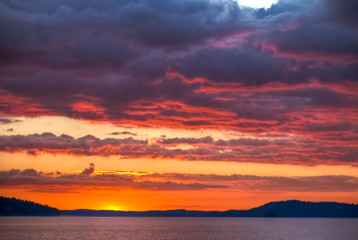 Obraz premium Sunset over lake