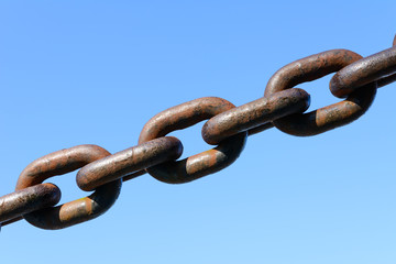 Kette Nahaufnahme auf blauem Hintergrund