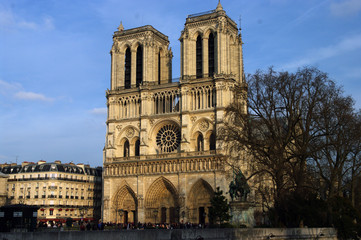 Cathédrale Notre-Dame de Paris dans le soleil couchant