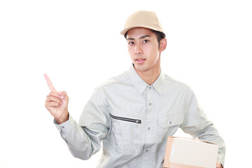 指示する笑顔の男性
