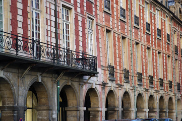 Fototapeta na wymiar Façade d'un immeuble de la place des Vosges - 3