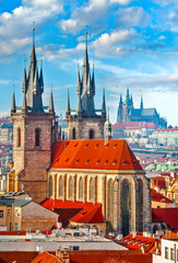 Tours de hautes flèches de l& 39 église de Tyn dans la ville de Prague Notre-Dame avant