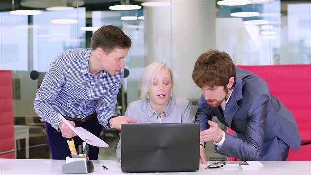 Colleagues lead the girl to be furious with advice