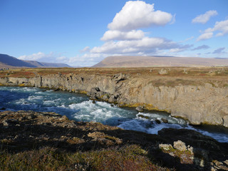 Fototapeta na wymiar Der Fluss SkjálfandafljótWasserfall am Godafoss im Norden von Island