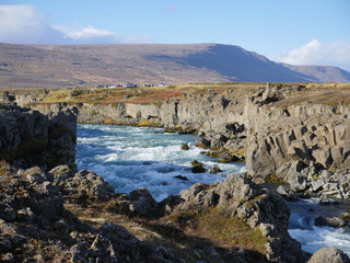 Fototapeta na wymiar Der Fluss Skjálfandafljót am Wasserfall Godafoss im Norden von Island