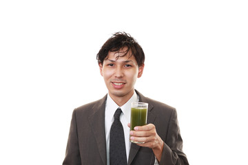 ジュースを飲む笑顔の男性
