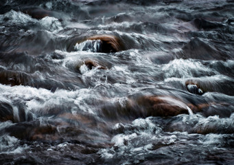 Obrazy na Szkle  niewyraźne dramatyczne szczegóły wściekła rzeka