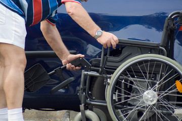 Obraz premium Mann bereitet Rollstuhl vor