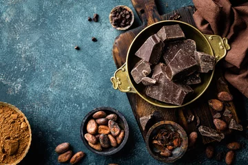 Foto op Plexiglas Donkere chocoladestukjes verpletterd en cacaobonen, culinaire achtergrond, bovenaanzicht © Sea Wave