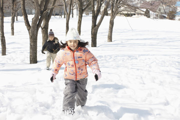 Fototapeta na wymiar Children running in the snowfield