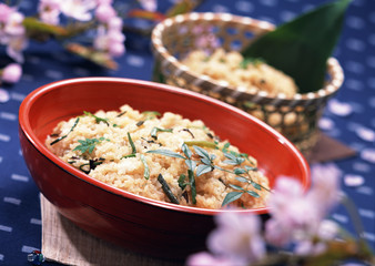 Steamed rice and wild vegetables