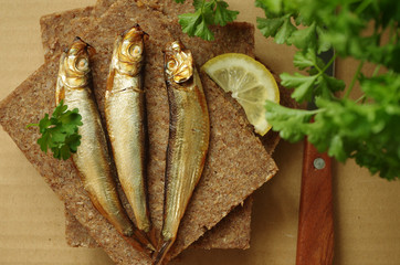 geräucherte Sprotten auf Vollkornbrot (Aufsicht)