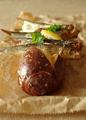 geräucherte Sprotten in einer Laugenstange