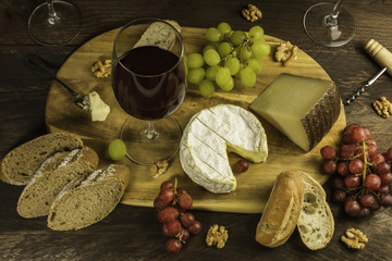 Wine and cheese tasting with bread and grapes