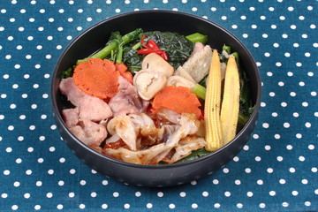 Fried big noodle with Chinese kale ,pork,vegetable in soup.