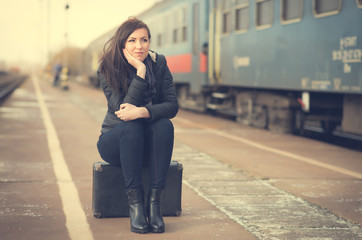 Obraz premium Cute woman at the train station