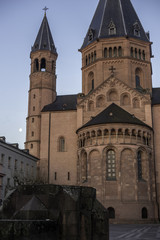 Der Liebfrauenplatz am Dom in Mainz an einem Frühlingsmorgen