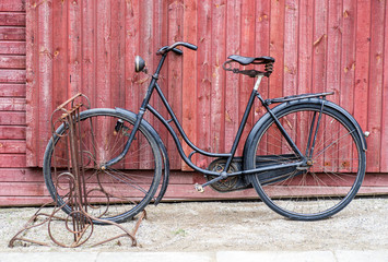Fototapeta na wymiar old antique black men's bicycle