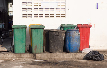 Dirty junk bin mixs not separate for recycle no clean