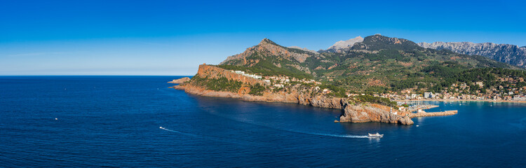 Spanien Mittelmeer Küste Hafen Bucht von Port de Soller Mallorca Meer Landschaft Panorama