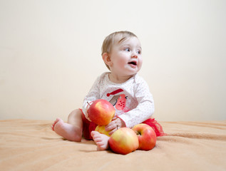 Fototapeta na wymiar Little girl with an apple