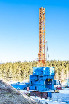 Frackingturm bohrt nach Energie im Erdinneren