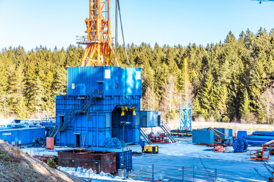 Frackinganlage bohrt nach Energie im Erdinneren