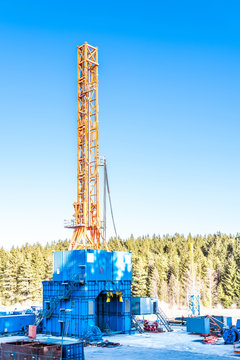 Frackingturm bohrt nach Energie unter der Erde