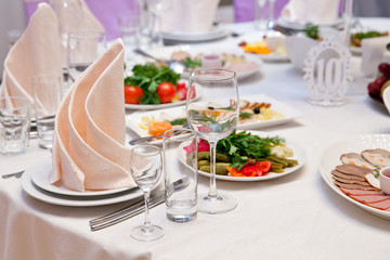 еда и столовые приборы на столе