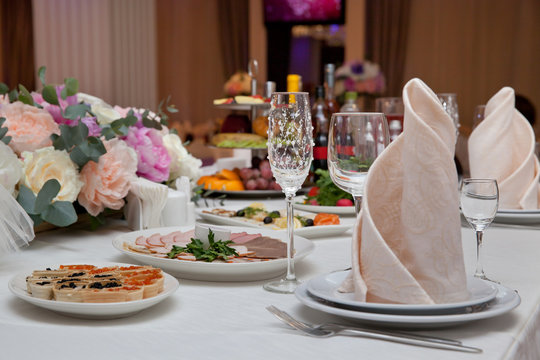 сервировка стола для праздничного ужина