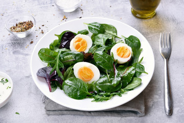 Obraz na płótnie Canvas Green mix salad with eggs