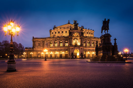 Semperoper in Dresden in der D&auml;mmerung, Sachsen in Deutschland
