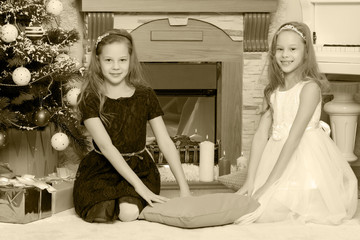 Girls twins with gifts e Christmas tree.