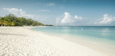 Panorama van Seven Mile Beach op het eiland Grand Cayman